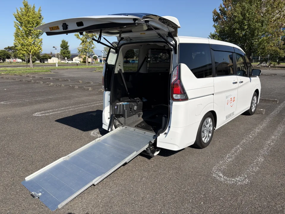 後部のドアを開け、スロープを下ろした車両